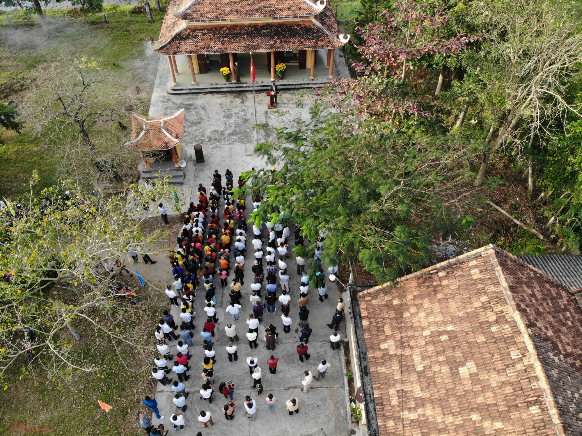 Chào cờ trong ngày đầu năm mới là truyền thống được người dân thôn Nga Mân duy trì mấy chục năm nay.