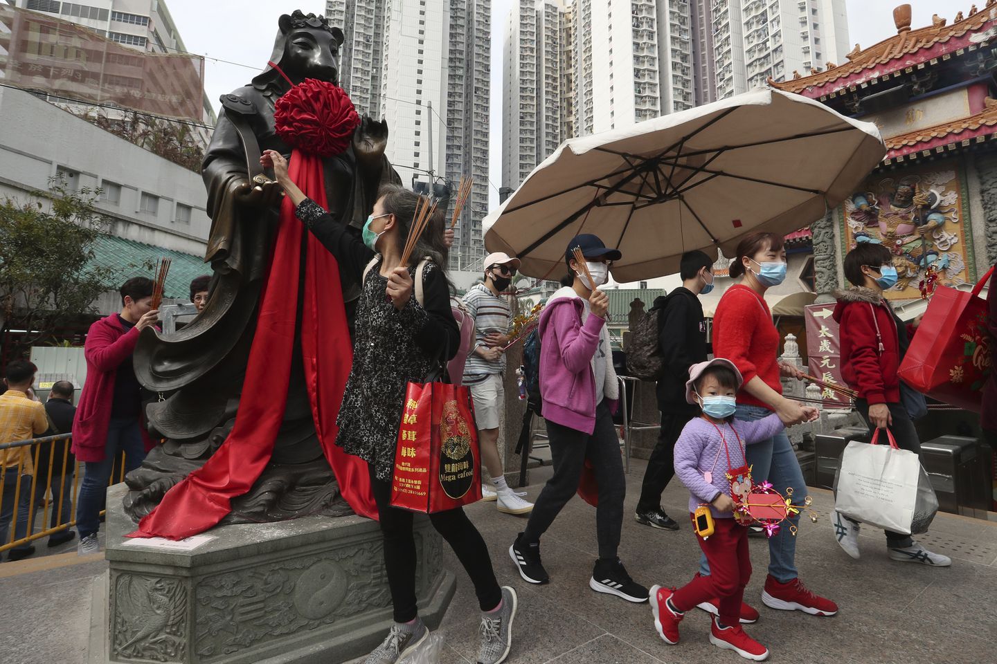 Người dân Hồng Kông đón năm mới trong tình trạng khẩn cấp vì dịch bệnh.