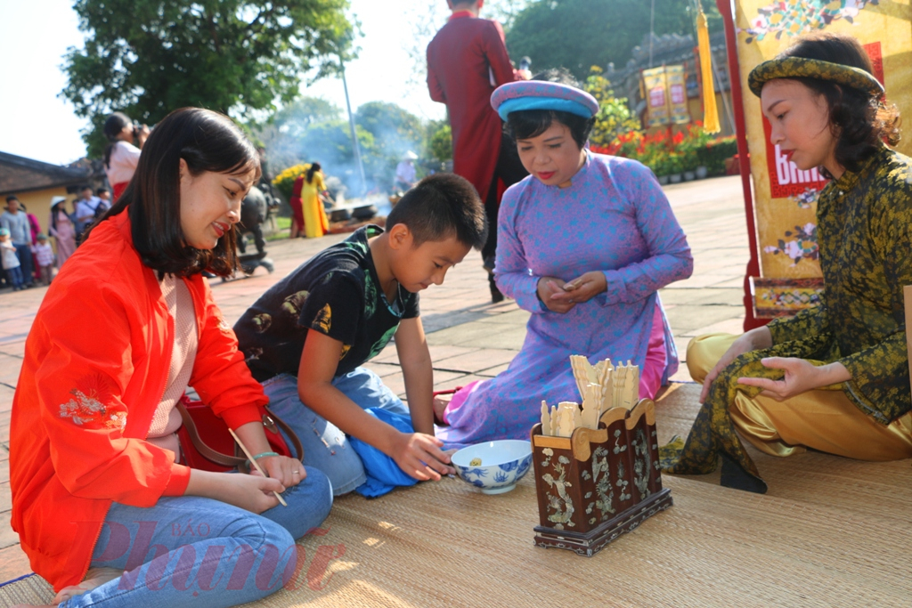 Theo quan niệm của người xưa, nếu một người đổ xăm hường đầu năm mà đổ được 6 mặt nhất gọi là lục phú thì năm đó may mắn, còn nếu đổ ra 6 mặt tứ gọi là lục phú hường thì trong năm đó dễ gặp xui xẻo.
