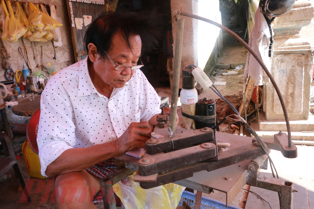 Ông Đặng Văn Tố (70 tuổi, phường Thuận Lộc, thành phố Huế), người duy nhất ở Huế hành nghề chế tác xăm hường cho biết, các thẻ xăm hường đều khắc mức đỗ đạt trong thi cử, thể hiện cái nho nhã của trò chơi và tinh thần cầu học, ước vọng khoa bảng của người xưa. 