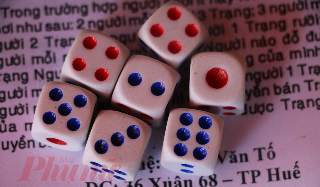 Trò chơi dùng sáu con súc sắc, mỗi con có sáu mặt khắc các dấu chấm theo thứ tự: nhất, nhị, tam, tứ, ngũ, lục, trong đó mặt nhất và mặt tứ tô màu đỏ (hường), các mặt khác được tô màu đen. Khi chơi, ngưòi ta gieo cả sáu con súc sắc vào chiếc tô sứ rồi căn cứ vào các mặt hiện ra để tính điểm để nhận cho mình chiếc thẻ thích hợp. Người chơi có thể là bốn, năm hay sáu người đều được.