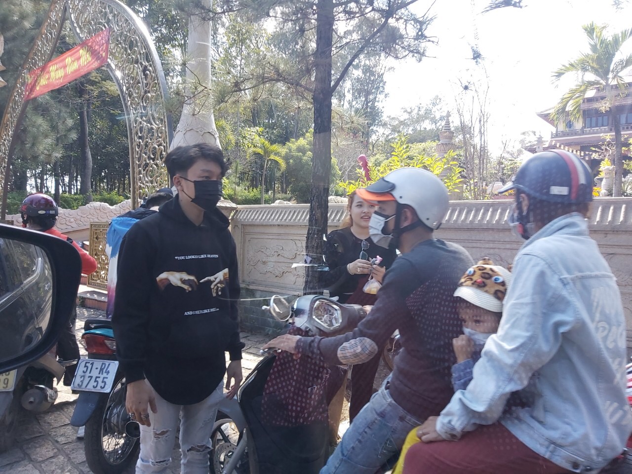 Các bạn trẻ tại khu vực bãi gửi xe của chùa Bửu Long đều tự trang bị khẩu trang cho mình