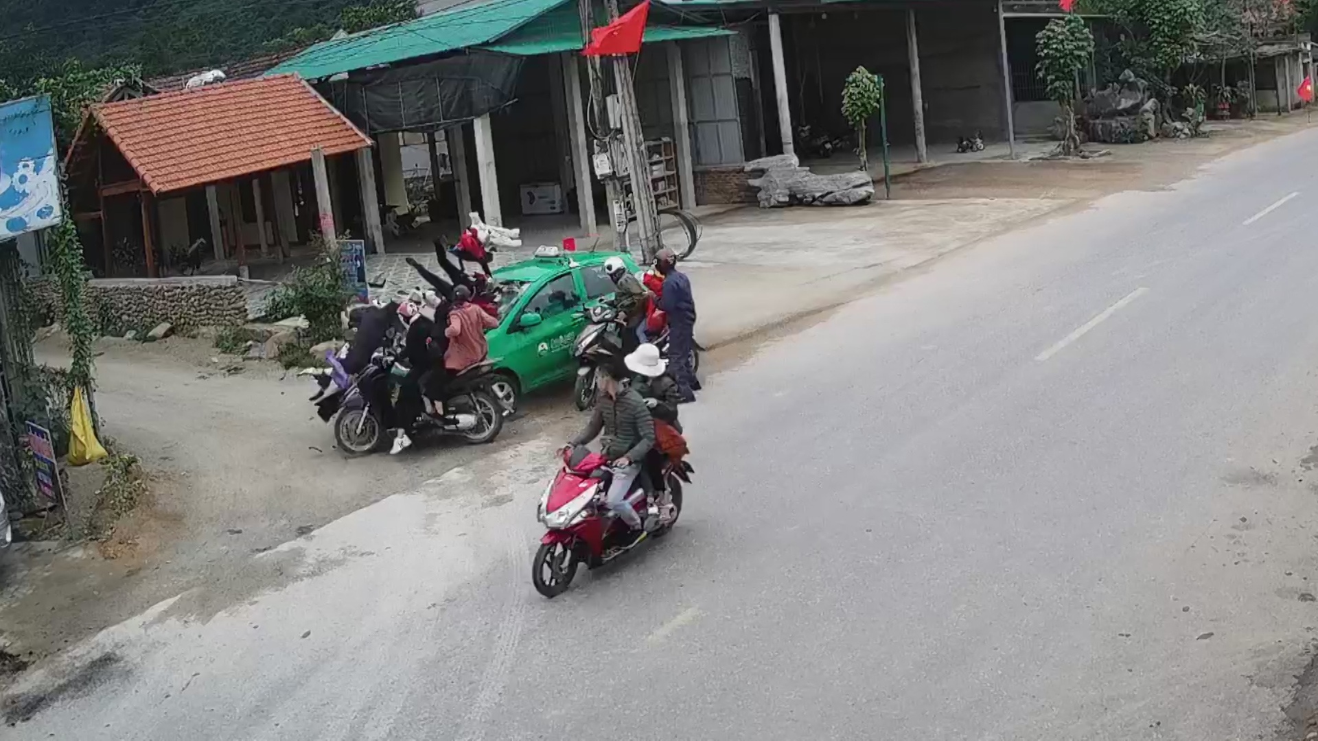 Hiện trường vụ tai nạn xảy ra vào trưa 26/1 tại xã Phúc Trạch, huyện Bố Trạch, tỉnh Quảng Bình.