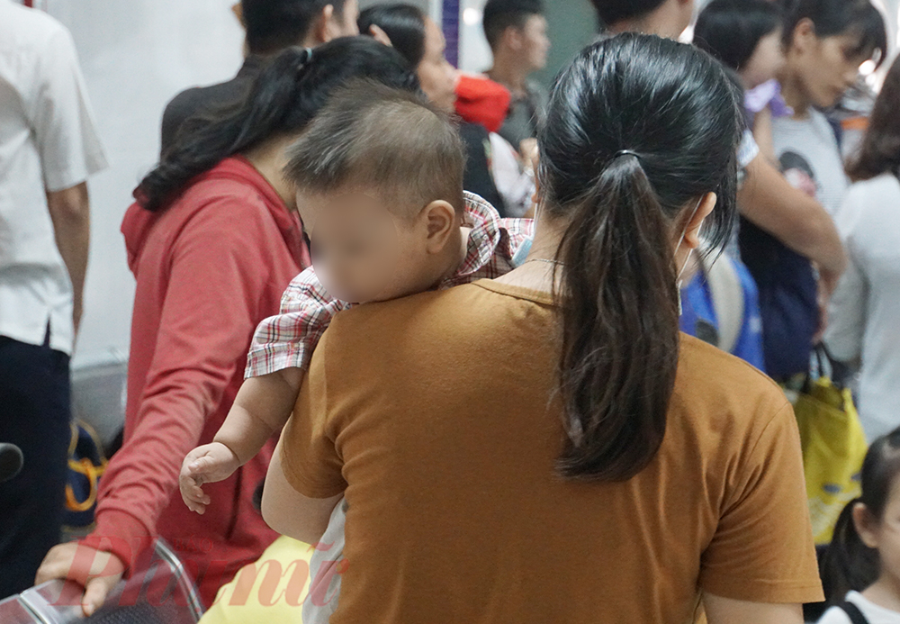 Nhiều phụ huynh lo lắng khi đưa con đến Bệnh viện Nhi Đồng 2 khám bệnh.