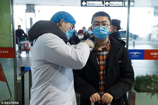 Một hành khách được kiểm tra nhiệt độ tại sân bay ở thành phố Changsha, tỉnh Hồ Nam. Dù vậy, các chuyên gia y tế cảnh báo rằng coronavirus chủng mới có thể lây lan cả trong thời kỳ ủ bệnh.