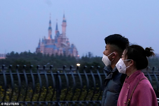 Công viên Disneyland ở Thượng Hải và nhiều địa điểm giải trí khác đã đóng cửa để tránh nguy cơ lây nhiễm.