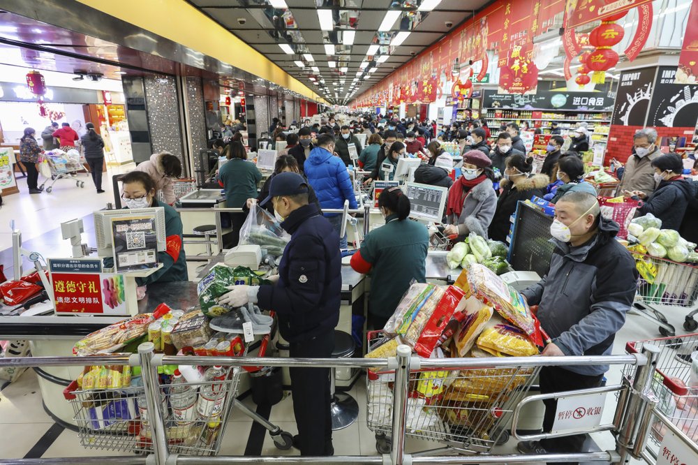 Người dân Vũ Hán tranh nhau đến siêu thị mua nhu yếu phẩm trong tình cảnh thành phố bị phong tỏa vô thời hạn.