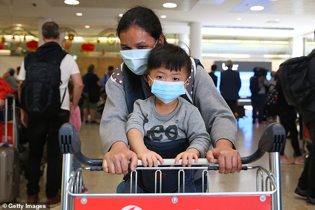 Hai mẹ con hành khách từ Vũ Hán hạ cánh xuống sân bay Sydney, Úc.