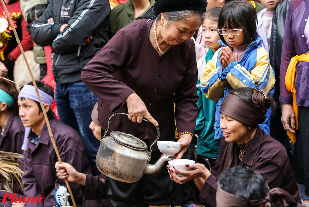 Một người cao tuổi rót những bát nước chè xanh thể hiện một hình ảnh nghỉ ngơi của người nông dân những năm xưa cũ. Đặc biệt, trong lễ hội này sẽ có nhiều anh nông dân do phụ nữ cải trang.