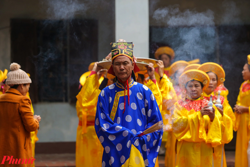 Trước khi màn trình diễn bắt đầu, đoàn rước dâng hương và lễ vật vào đền Thánh.