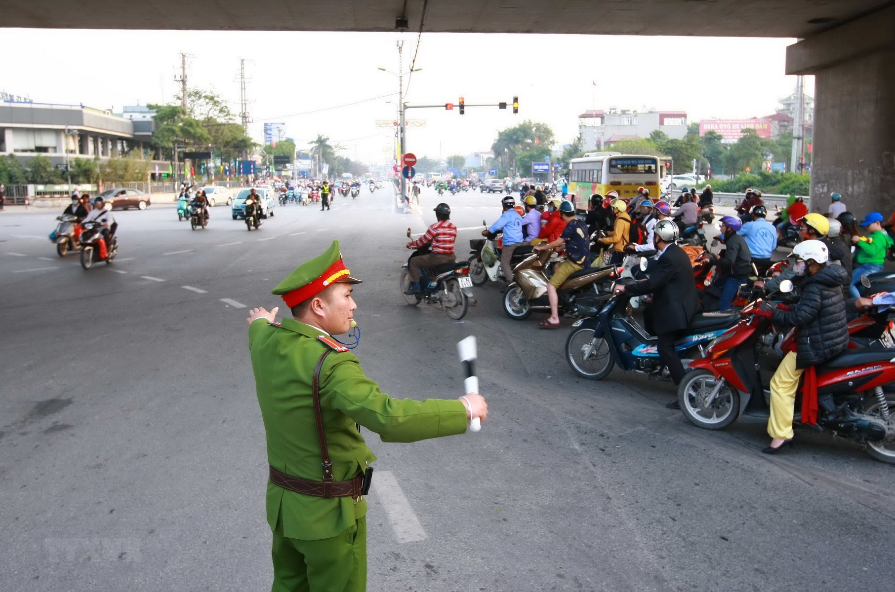 Cảnh sát phân luồng giao thông trong kỳ nghỉ Tết Nguyên đán 2020. (Nguồn ảnh:: TTXVN)