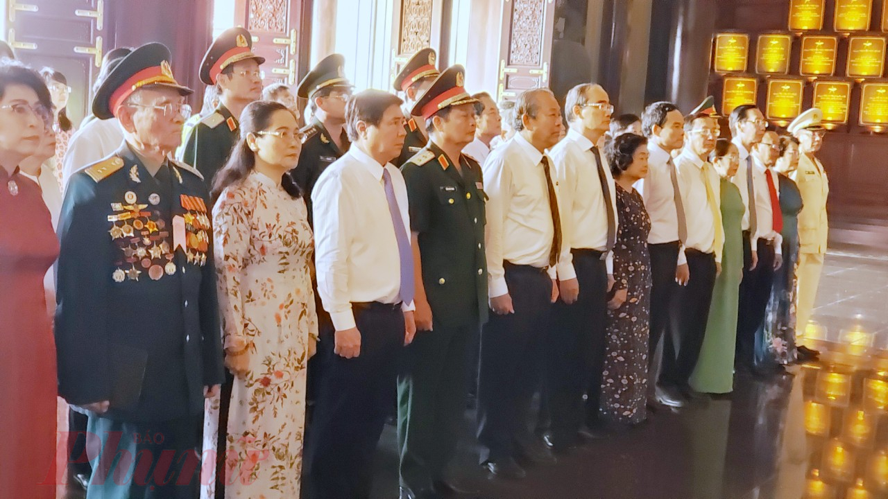 Đoàn đã đến dâng hương tưởng niệm các anh hùng liệt sĩ, đồng bào đã hy sinh cho sự nghiệp giải phóng dân tộc tại Khu Truyền thống Cách mạng Sài Gòn – Chợ Lớn – Gia Định 