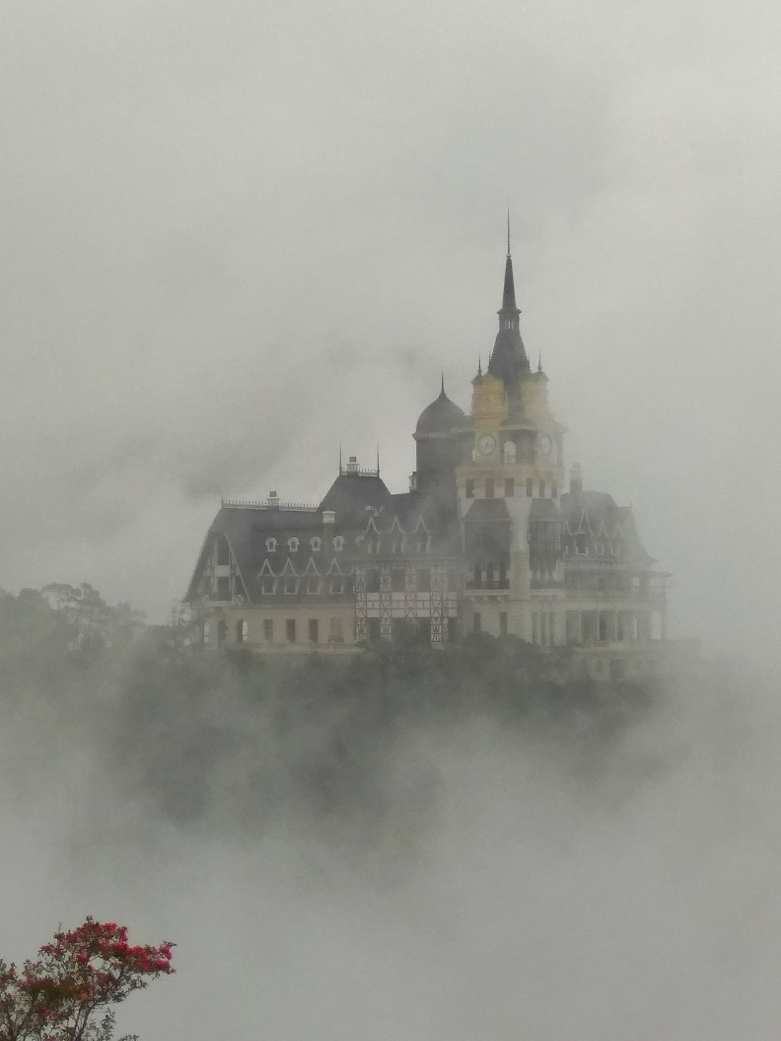 Khi nhiệt ddoooà lâu đài trên đỉnh núi Tam Đảo được bao phủ bởi mây và sương trong ngày tết