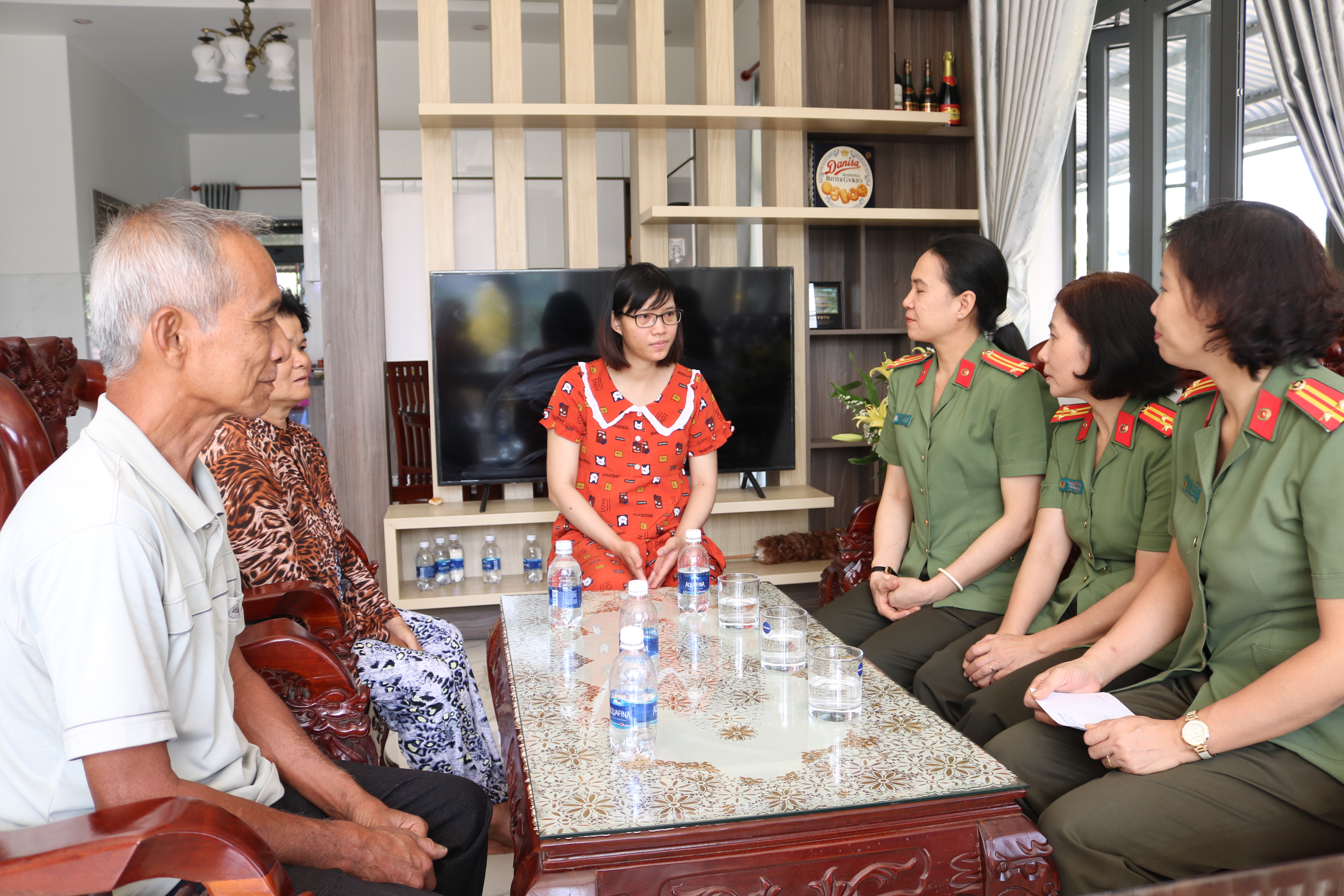 Đoàn ghé thăm, động viên cha mẹ và vợ thượng úy Nguyễn Phạm Thành Nhân. 
