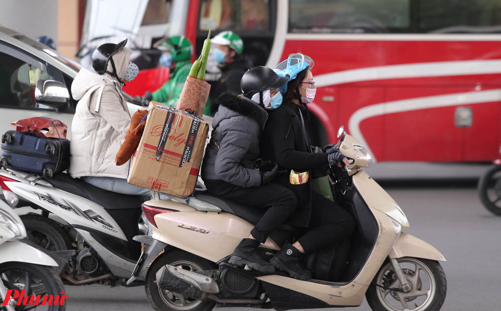 15 giờ chiều, tại cửa ngõ Thủ đô phía Nam hàng nghìn người đã di chuyển phương tiện là xe máy từ các tỉnh như: Thanh Hóa, Ninh Bình, Thái Bình, Nam Định, Hà Nam lên Hà Nội để ngày mai tiếp tục công việc của mình.