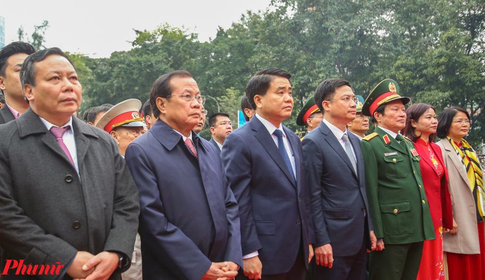 Chủ tịch UBND TP Hà Nội Nguyễn Đức Chung và nguyên Bí thư Thành ủy Hà Nội Phạm Quang Nghị cùng đến dự lễ hội cùng người dân.