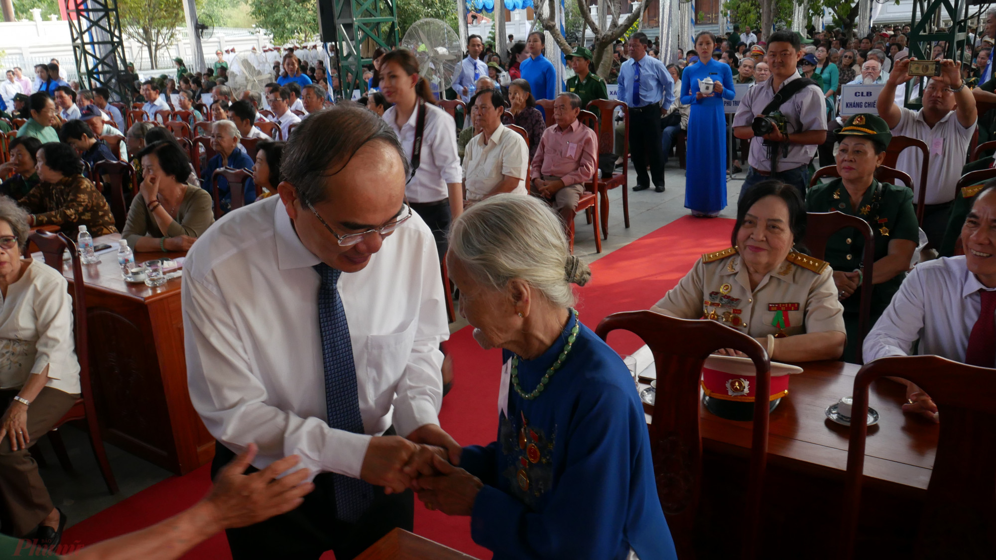 Bí thư Thành ủy TPHCM Nguyễn Thiện Nhân thăm hỏi các đại biểu tại họp mặt truyền thống cách mạng Sài Gòn - Chợ Lớn - Gia Định.