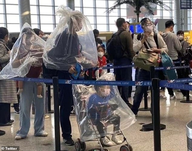 Gia đình chọn túi nylon để tự cách ly tại sân bay.