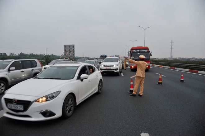 Lực lượng CSGT phân làn giao thông trong ngày nghỉ Tết