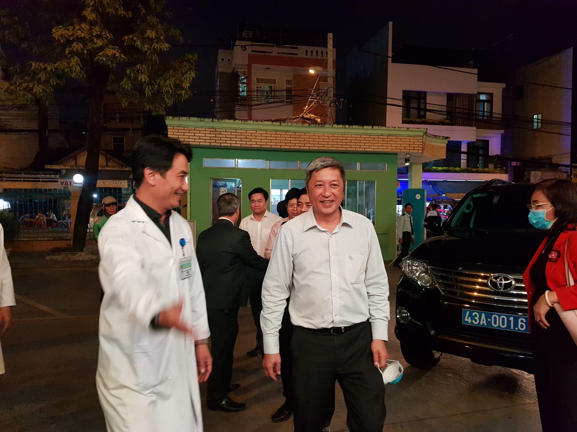 Thứ trưởng Nguyễn Trường Sơn tới Bệnh viện Đà Nẵng kiểm tra tình hình phòng chống dịch viêm phổi Vũ Hán