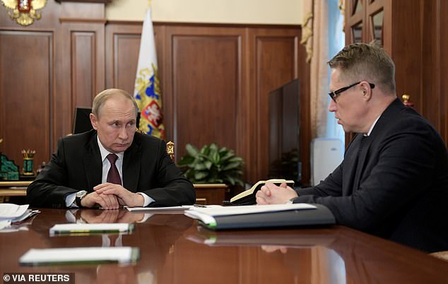 Tổng thống Nga Vladimir Putin (trái) lắng nghe Bộ trưởng Y tế Mikhail Murashko trong cuộc họp về việc ngăn chặn sự lây lan của virus tại Moscow vào thứ Tư (29/1).