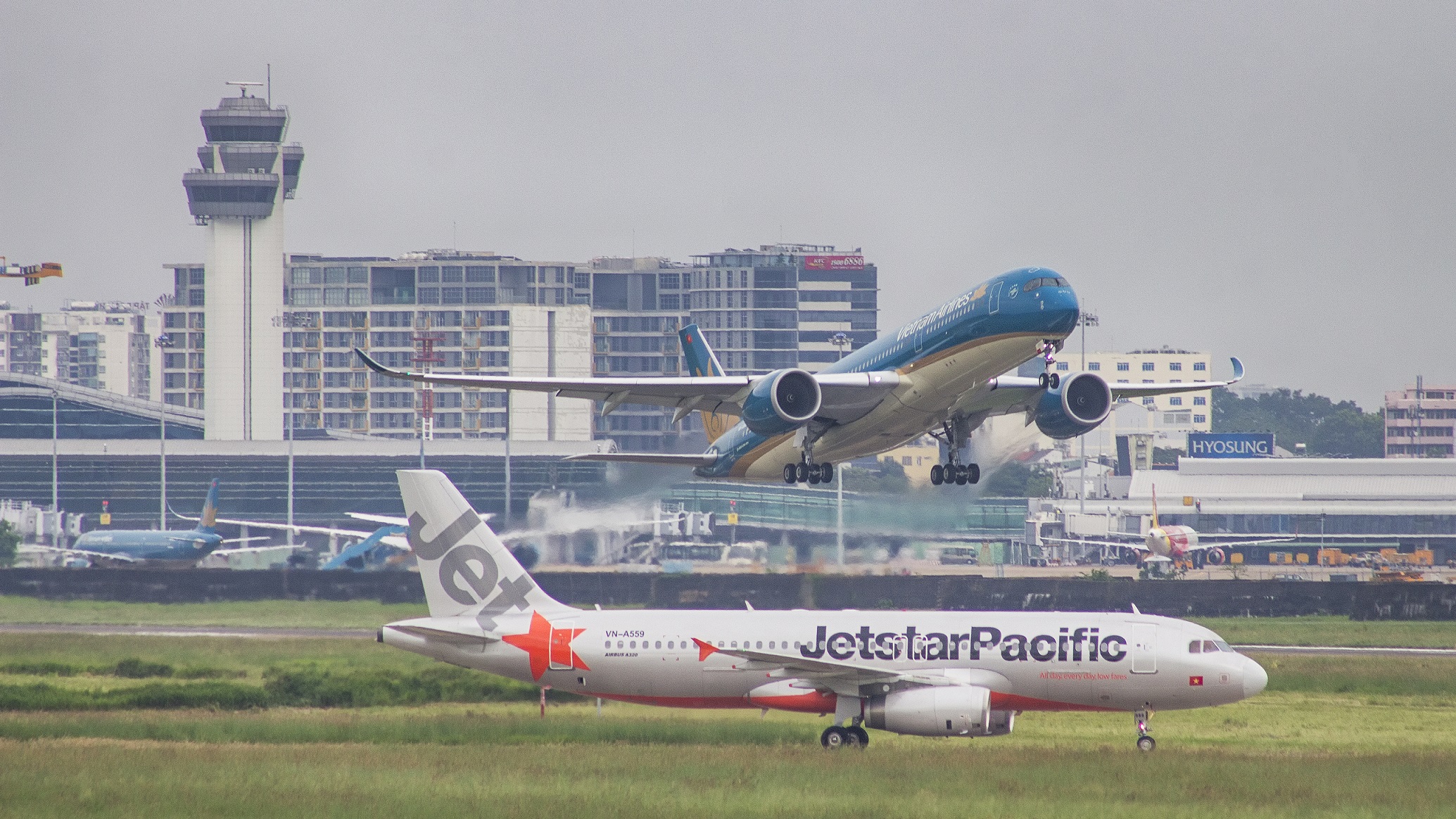 VNA và Jetstar ngưng khai thác nhiều chuyến bay đến Trung Quốc.