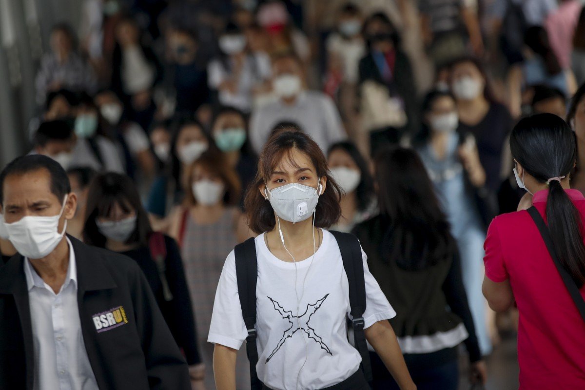 Những người đi bằng hệ thống phương tiện giao thông công cộng ở Bangkok thủ đô Thái Lan đều đeo khẩu trang để tránh bị lây nhiễm virus corona - Ảnh: EPA-EFE