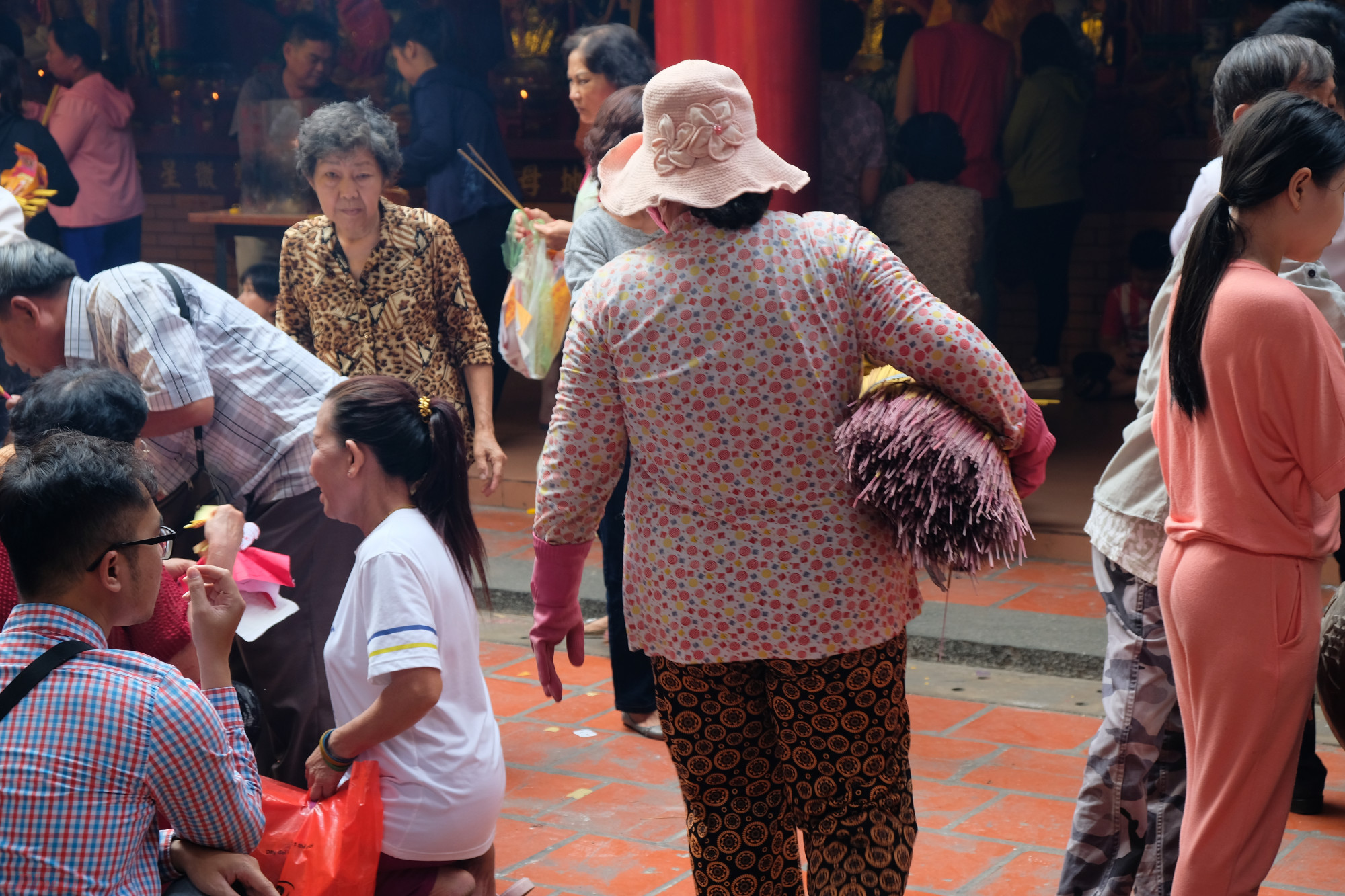 Số nhang sau khi rút ra, xếp thành bó rồi lại được mang đi đâu... không rõ.