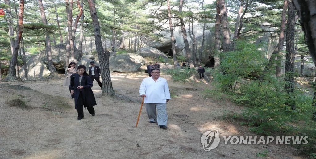 Ông Kim Jong-un trong một chuyến tham quan khu nghỉ mát núi Kim Cương. Ảnh: Yonhap
