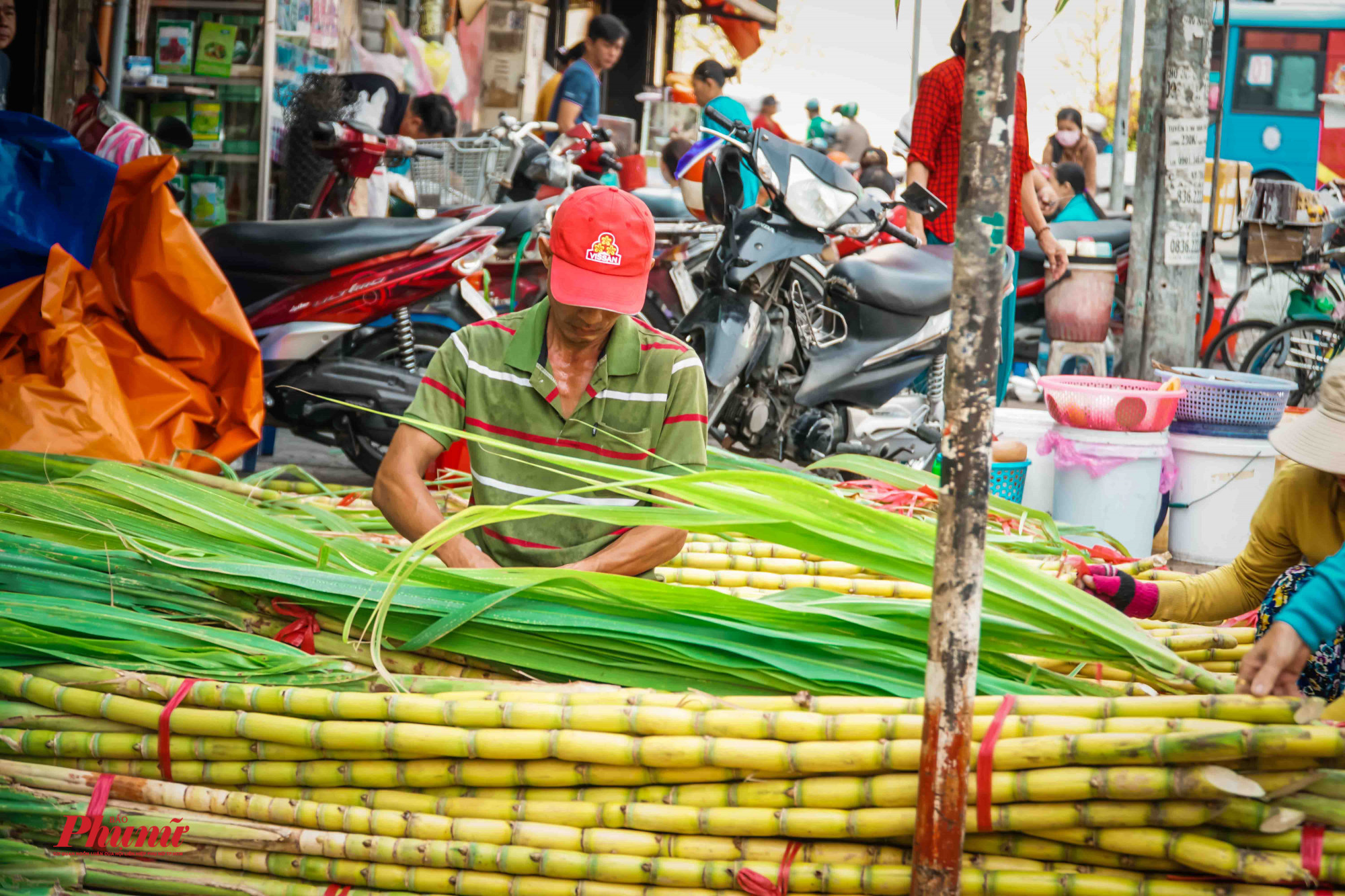 Chủ vựa phải liên tục soạn mía cho khách