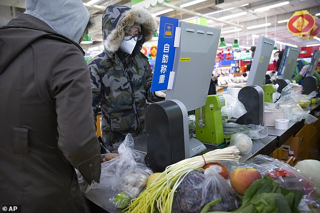 Người dân đeo khẩu trang khi đi siêu thị ở Bắc Kinh.