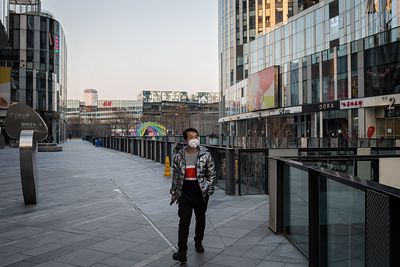 Một người Trung Quốc đeo khẩu trang khi ra đường. Ảnh: AFP