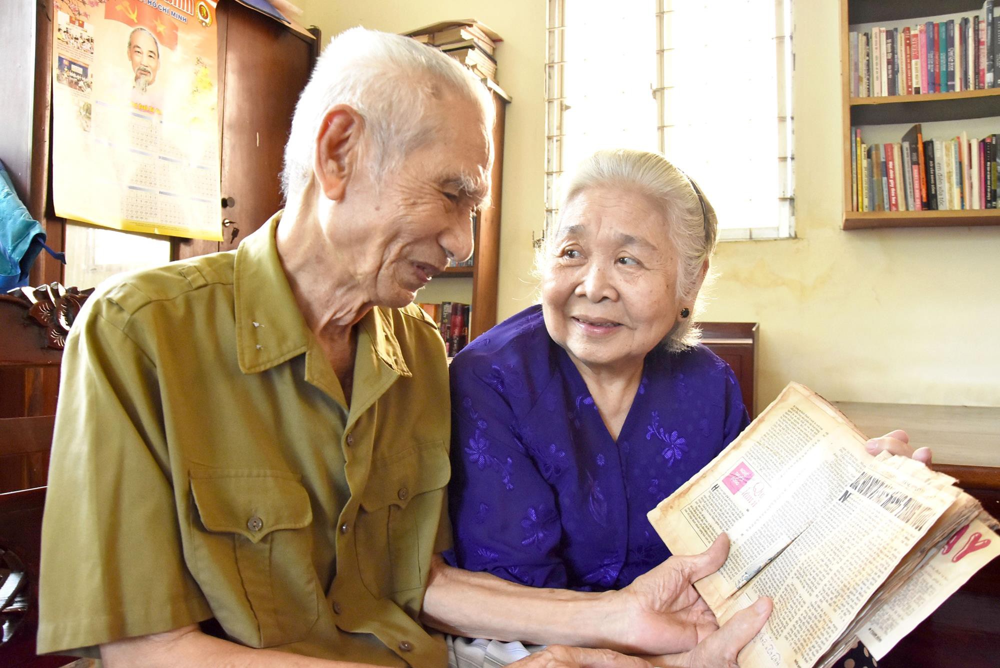 Ông Trần Nhật Minh và vợ xem lại những bài báo viết về Bác Hồ được ông bà lưu giữ cẩn thận - Ảnh: SGGP