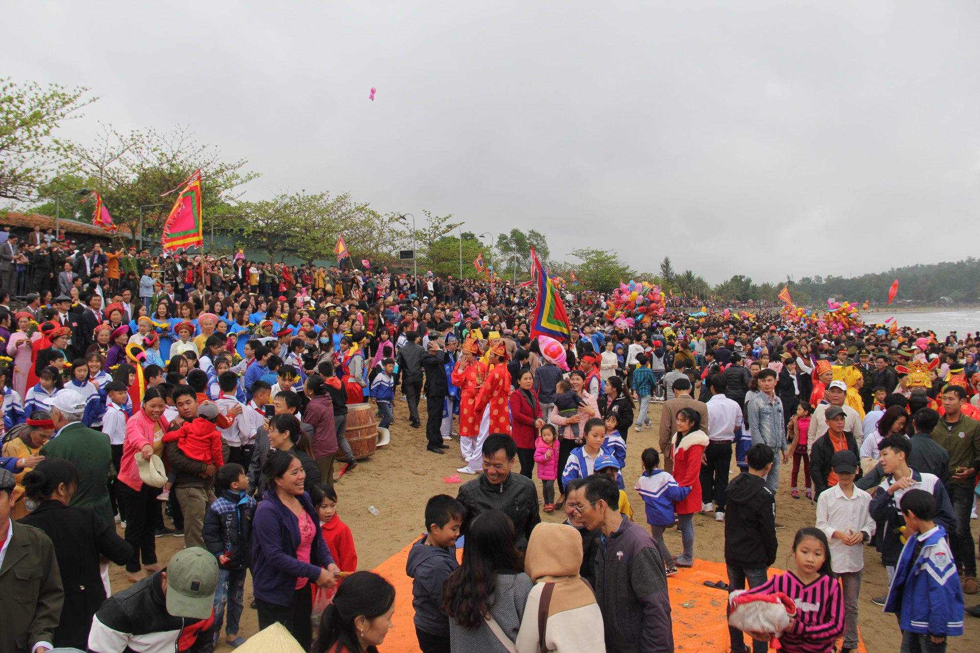 Hàng ngàn người chen lẫn trong lễ hội Đền Cờn tại thị xã Hoàng Mai, Nghệ An