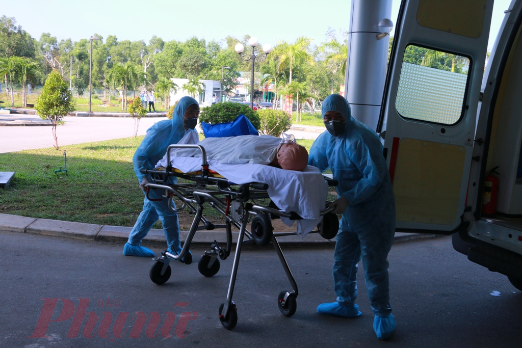Sáng nay bệnh nhân sốt, ho khan sau đó khạc đàm, được người nhà đưa gọi xe cấp cứu và đưa đến Bệnh viện Trung ương Huế