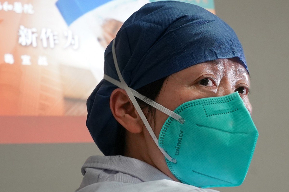 Gương mặt một bác sĩ trong những ngày chiến đấu với với dịch do virus corona - Ảnh: Xinhua