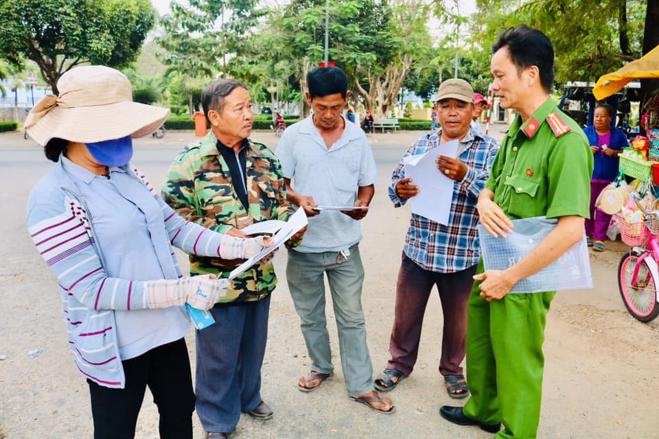 Công an huyện Dầu Tiếng, tỉnh Bình Dương phát tờ rơi thông tin cho người dân về tên Tuấn khỉ