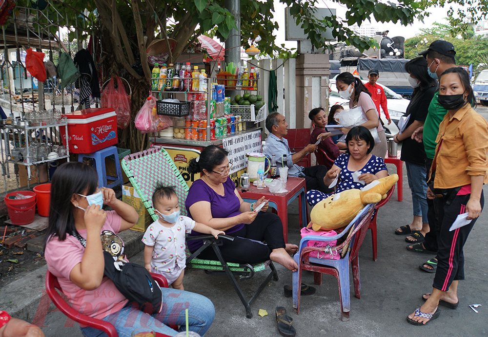Ngoài nhóm bạn ở ga Sài Gòn, khoảng 15g30, nhóm bạn của anh Võ Tấn Khoa cũng đến phát khẩu trang, hai nhóm thiện nguyện không chỉ đứng một địa điểm, mọi người chủ động đến những hàng quán, các xe trái cây, hủ tíu gõ, hoặc quán nước đông người để tặng.
