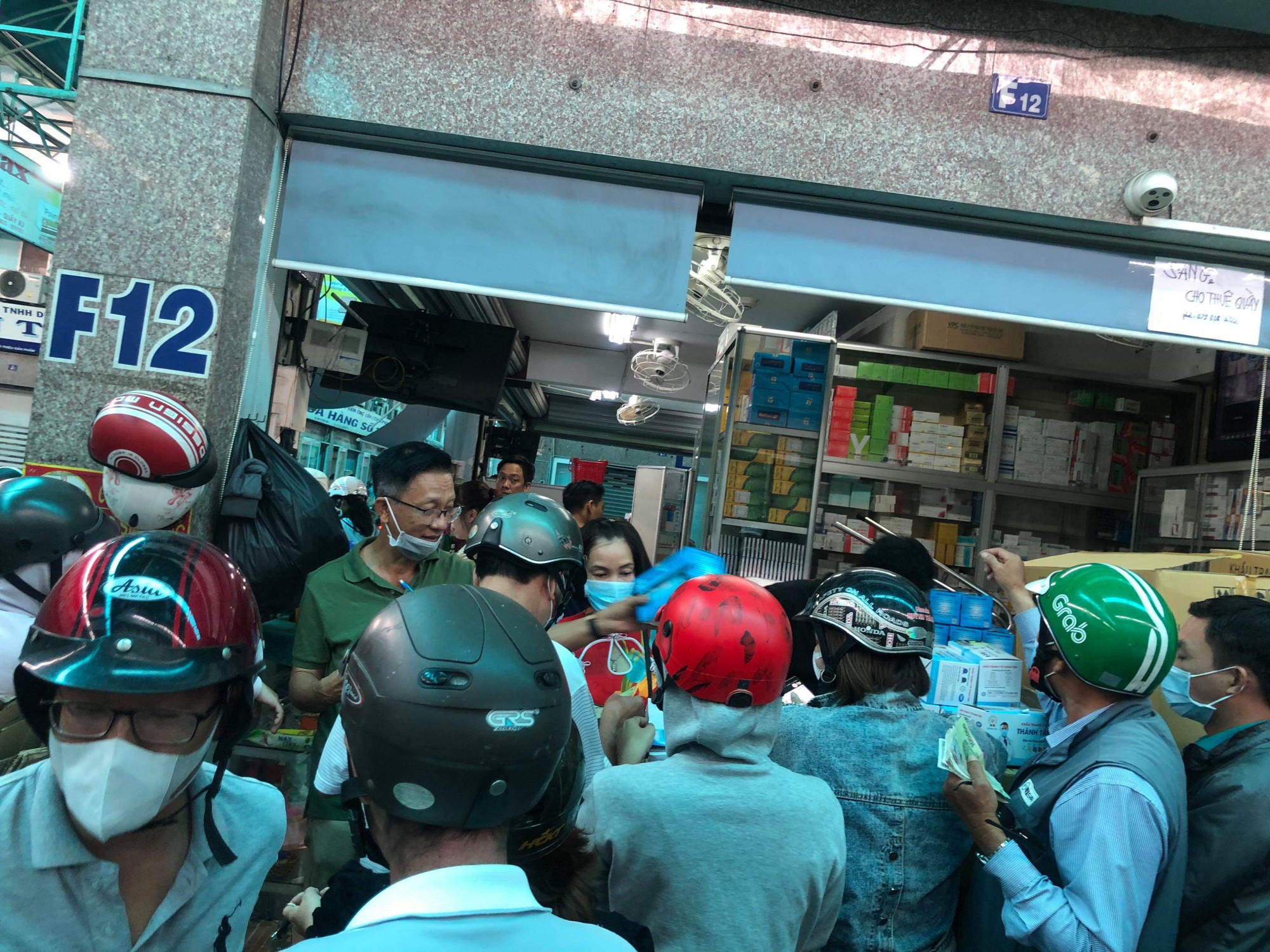 Người dân chen lấn mua khẩu trang để phòng dịch cúm Corona