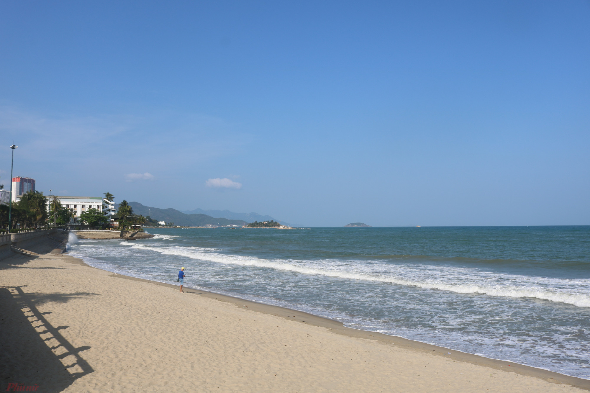 Biển Nha Trang vắng hoe trong những ngày cuối tuần