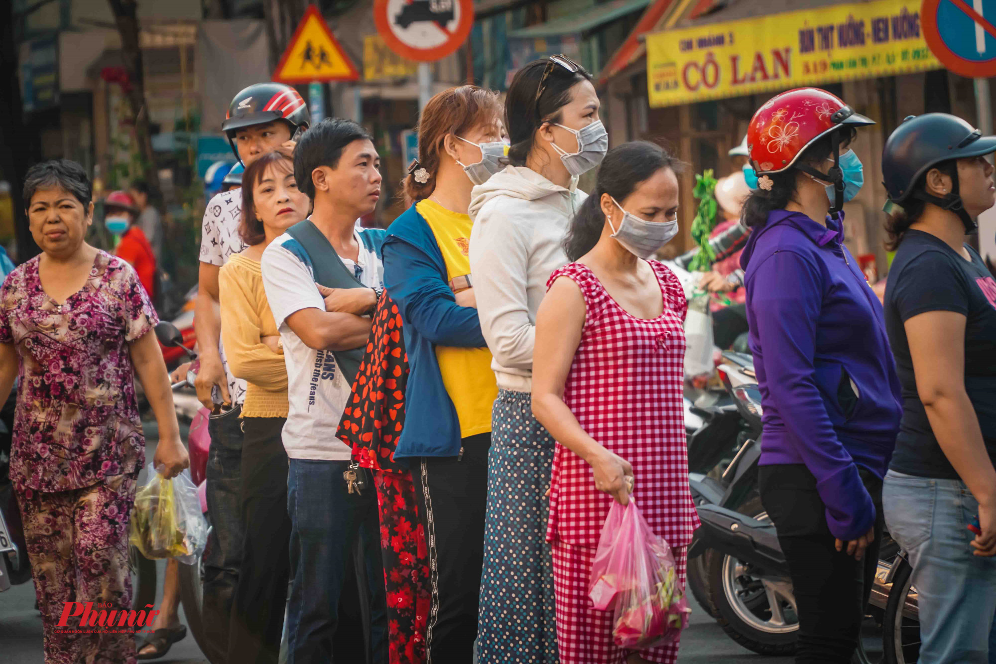 Giữ thông tin dịch cúm, người dân luôn trang bị khẩu trang khi ra ngoài