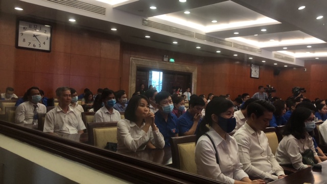 Các đại biểu tham dự lễ kỷ niệm với khẩu trang trong bối cảnh dịch cúm do virua Corona. Ảnh: Quốc Ngọc
