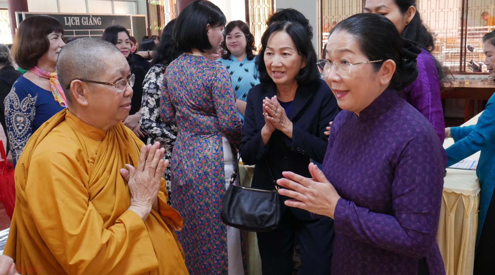 Phó bí thư Thành ủy Võ Thị Dung thăm hỏi quý Ni sư Tịnh xá Ngọc Phương. 