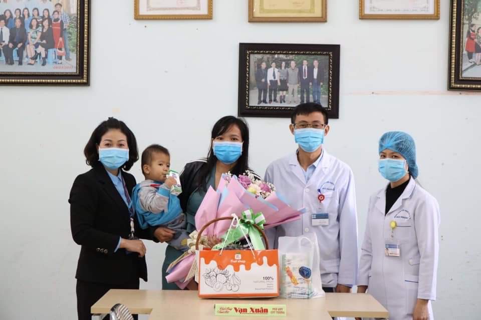 BV Việt Tiệp Hải Phòng tiễn 2 mẹ con bệnh nhân ở Thốt Nốt Cần Thơ ra viện