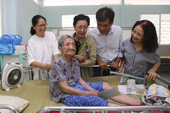 Chị Lê Huyền Ái Mỹ (bài trái) Tổng Biên tập Báo Phụ nữ và các anh chị đồng nghiệp thăm dì Mười Mai nhân kỷ niệm sinh nhật thứ 43 của  Báo