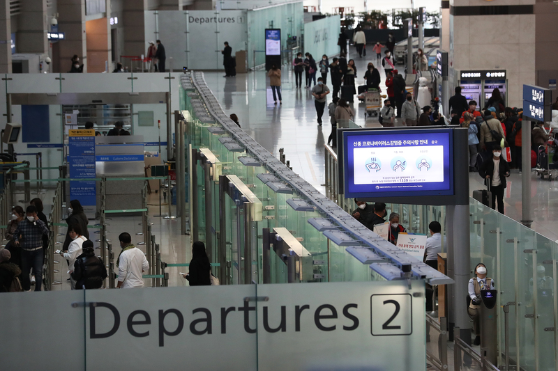 Màn hình cung cấp thông tin phòng chống dịch corona ở sân bay Incheon. Ảnh: TBS