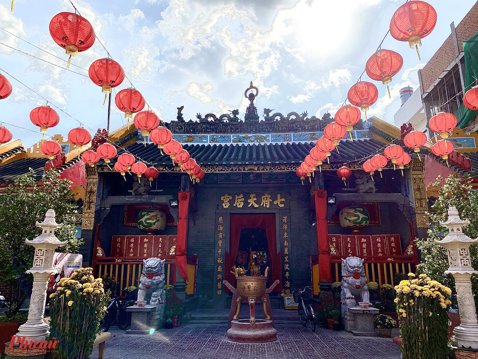 Chùa toạ lạc tại số 143, đường Trần Hưng Đạo, P.1, TP. Sa Đéc. Ngay từ cổng chùa, du khách đã có thể nhận ra kiến trúc đặc trưng của người Hoa.