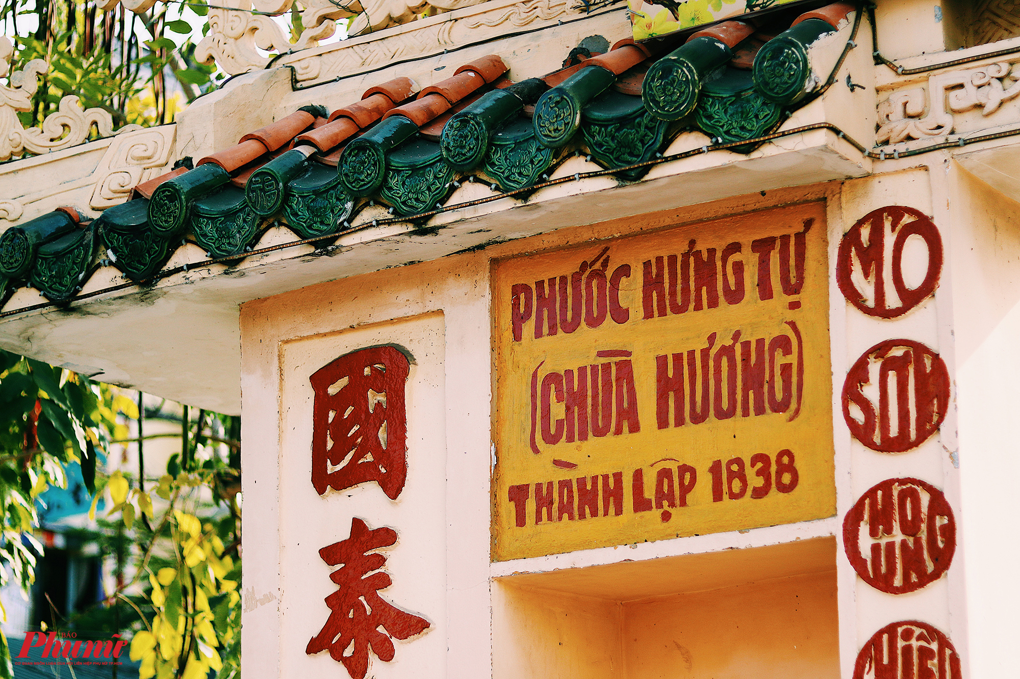 Phước Hưng Tự được xây dựng năm 1838. Ngay từ cổng vào chùa, du khách có thể nhìn thấy thông tin này thông qua những dòng chữ mang màu sắc cổ xưa.