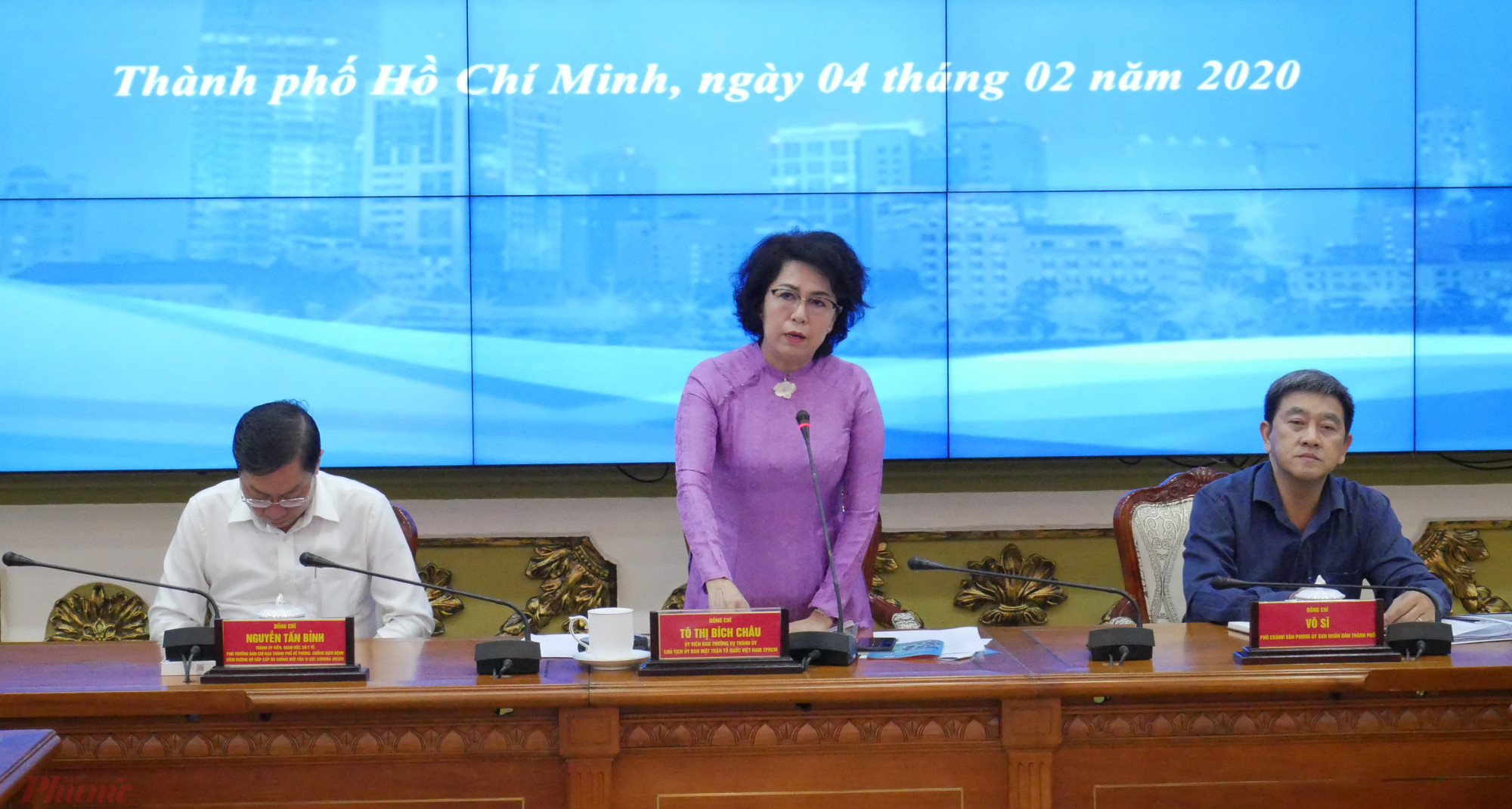 Chủ tịch UBMTTQ Việt Nam TPHCM Tô Thị Bích Châu phát biểu tại cuộc họp trực tuyến. 