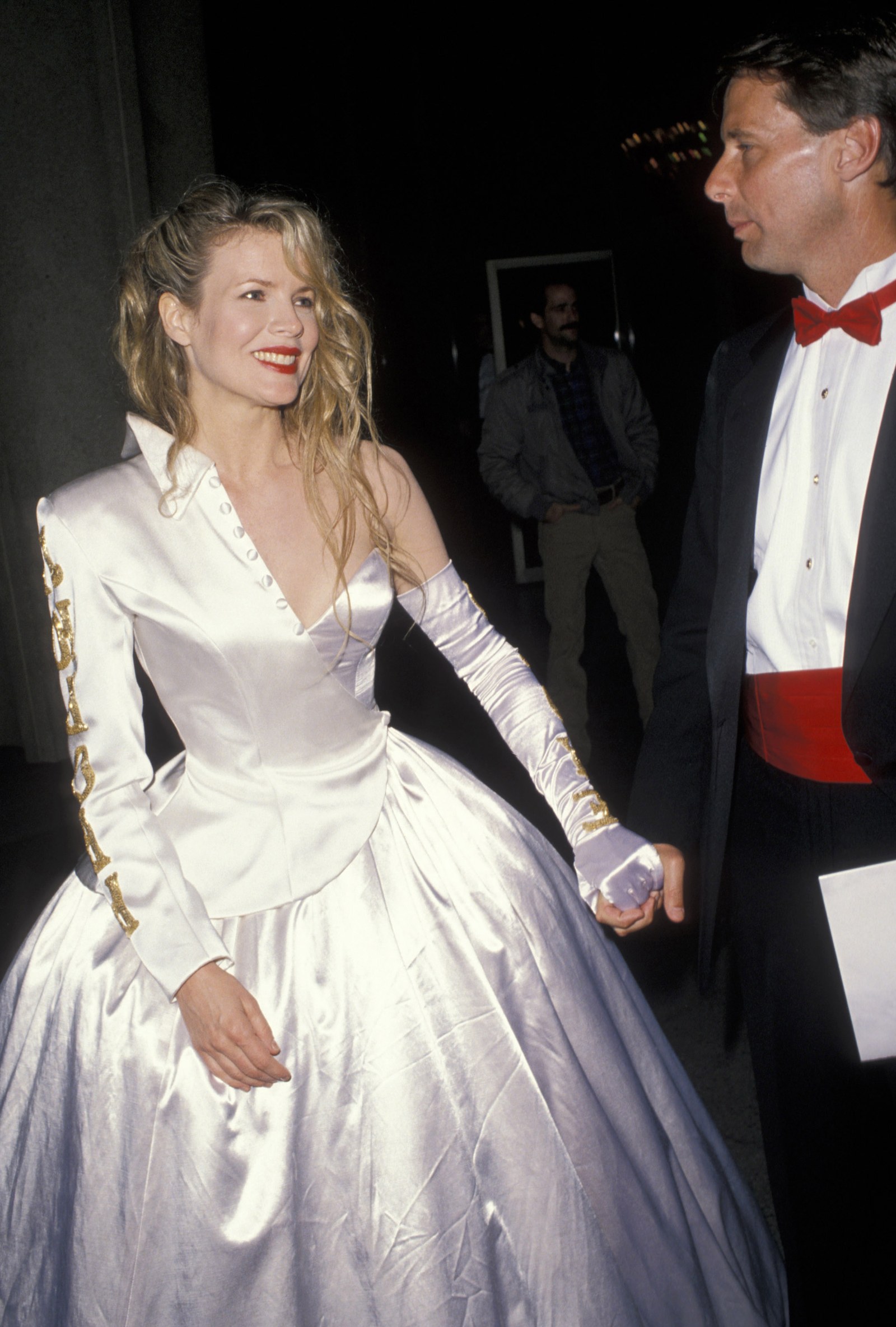 Kim Basinger, 1990 Một nửa áo choàng, một nửa tuxedo, bộ đồng phục giống Kim Basinger Hồi Frankenstein (được tạo kiểu với một chiếc găng tay trắng) đã bị chỉ trích. Tuy nhiên, không nhiều người biết rằng thiết kế satin trắng không phải là một sáng tạo từ một nhãn hiệu cao cấp: Nữ diễn viên thực sự tự thiết kế nó.